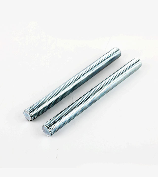 Vad är skillnaderna mellan pinnbultar och enhuvudsbultar